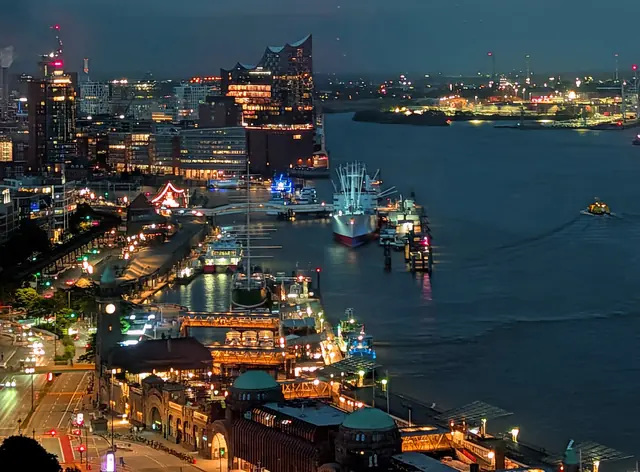Der Hamburger Hafen bei Nacht mit Landungsbrücken, Museumsschiffen und der Elbphilharmonie